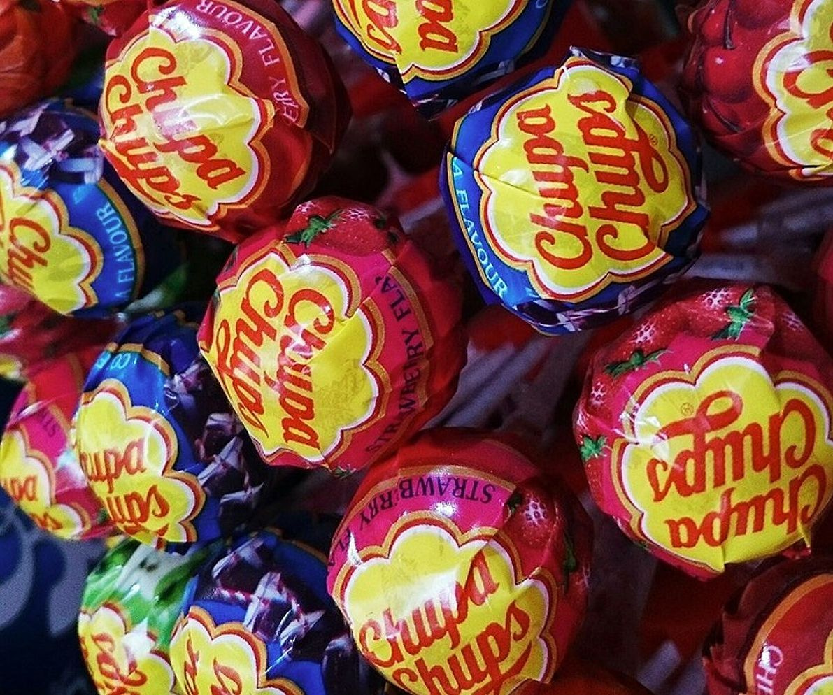 Usta şekerlemeci el ile çikolatalar şekillendiriyor